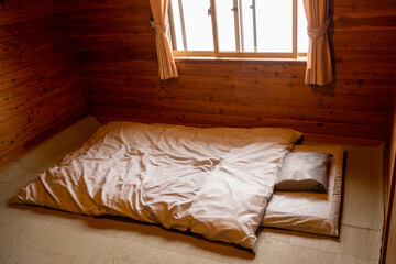 北穂、窓景。秋、北アルプス、北穂高岳山頂直下の北穂高小屋の部屋の窓からの景色、一面の雲海。晴天。手すり。テラス。