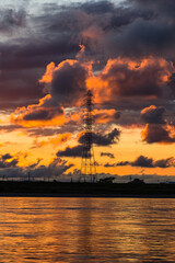日本　静岡県浜松市、夕焼けでオレンジに染まった空と天竜川