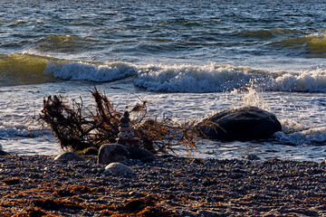 Herbstwetter am Steinstrand von Dranske auf der Insel Rügen.