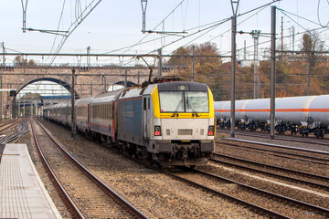 Fototapeta na wymiar Un train quitte une gare Belge pour se rendre au Pays-Bas