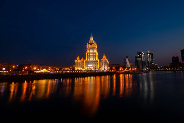 Obraz premium hotel Ukraine general view across the Moskreka