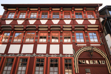 Fototapeta na wymiar Zierreiches Fachwerkhaus in der Northeimer Altstadt (Hagenstraße)