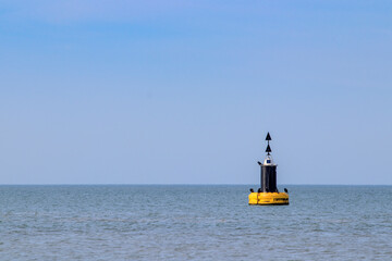 Bouée de signalisation à l'entrée du port