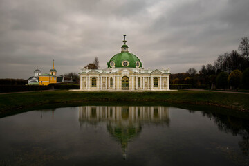 Fototapeta na wymiar Russia Moscow park Kuskovo in autumn