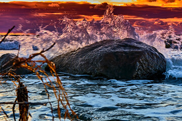 Sonnenuntergang am Steinstrand von Dranske auf der Insel Rügen.