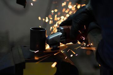 Metal workers use manual labor. Skilled welder.Technicians use steel cutting tools to cut steel. Metal cutting. The worker uses gas to cut steel.