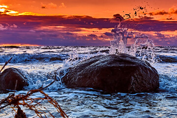Sonnenuntergang am Steinstrand von Dranske auf der Insel Rügen.