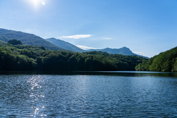 Aguas del pantano de Santa Fe del Montseny tranquilas con montañas de fondo