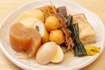 おでんの盛り合わせ（斜俯瞰）