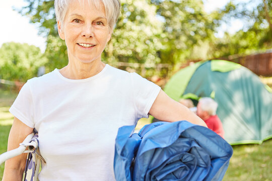 Glückliche Senior Frau auf dem Campingplatz