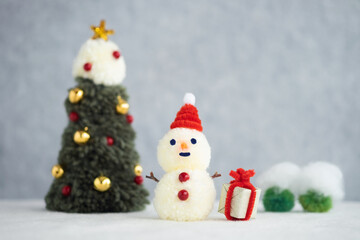 クリスマスツリーと雪だるま、素朴で可愛らしいクリスマスのイメージ、ハンドメイドの雑貨	