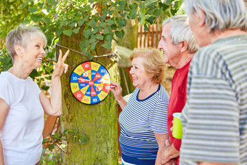 Senioren haben Spaß beim Dart spielen