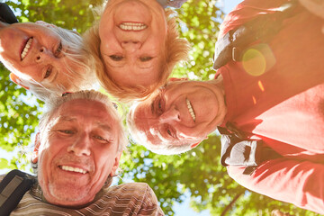 Glückliche Senioren als Freunde in der Natur