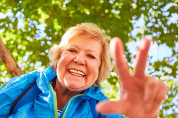Fröhliche Senior Frau auf einer Wanderung