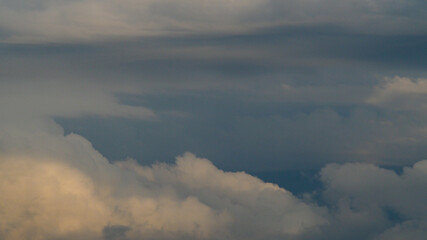 Ciel nébuleux, une après-midi d'été