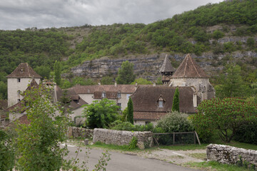 Fototapeta na wymiar Sur le chemin de Compostelle, la vallée du Célé, le village de Marcilhac-sur-Célé.