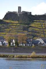 Blick auf Kobern-Gondorf im Herbst