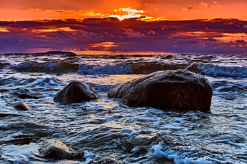Sonnenuntergang am Steinstrand von Dranske auf der Insel Rügen.