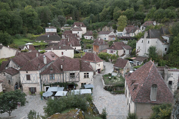 Fototapeta na wymiar Sur le chemin de Compostelle, la vallée du Célé, le village de Saint-Cirq-Lapopie.