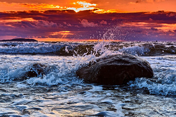 Sonnenuntergang am Steinstrand von Dranske auf der Insel Rügen.