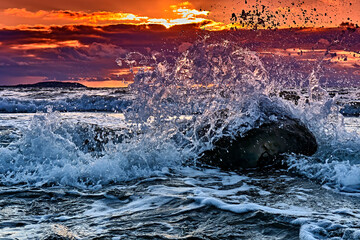 Sonnenuntergang am Steinstrand von Dranske auf der Insel Rügen.