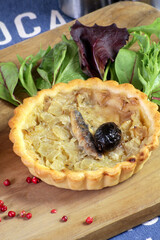 tarte pissaladière individuelle sur une table