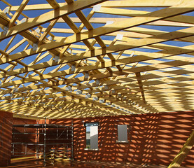 Construction d'une charpente en bois d'une maison	