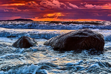 Sonnenuntergang am Steinstrand von Dranske auf der Insel Rügen.