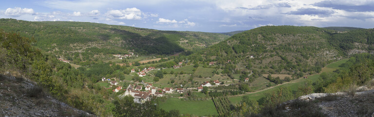 Fototapeta na wymiar Sur le chemin de Compostelle, les divers paysages traversés entre la ville du Puy-en-Velay et la ville de Cahors.