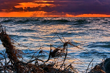 Sonnenuntergang am Steinstrand von Dranske auf der Insel Rügen.