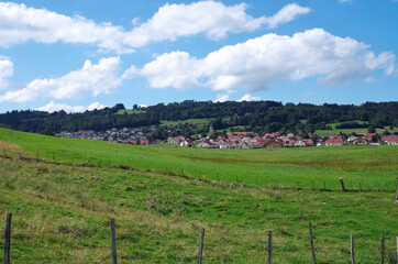 Village franc-comtois dans la vallée du Doubs.