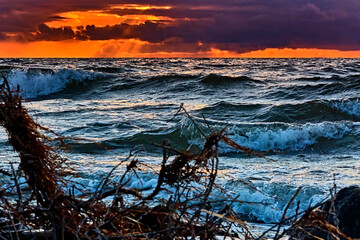 Sonnenuntergang am Steinstrand von Dranske auf der Insel Rügen.