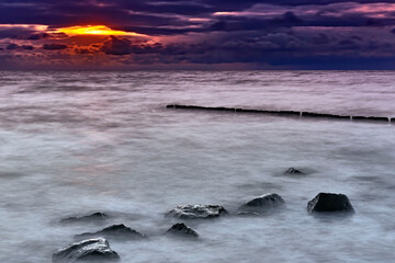 Sonnenuntergang am Steinstrand von Dranske auf der Insel Rügen.