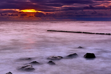 Sonnenuntergang am Steinstrand von Dranske auf der Insel Rügen.