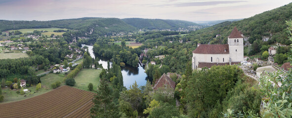 Sur le chemin de Compostelle, la vall&eacute;e du C&eacute;l&eacute;, panoramique vu du village de Saint-Cirq-Lapopie.