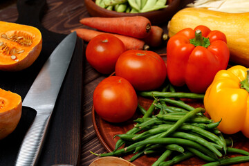 Green beans in clay plate with vegetables