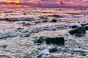 Sonnenuntergang am Steinstrand von Dranske auf der Insel Rügen.