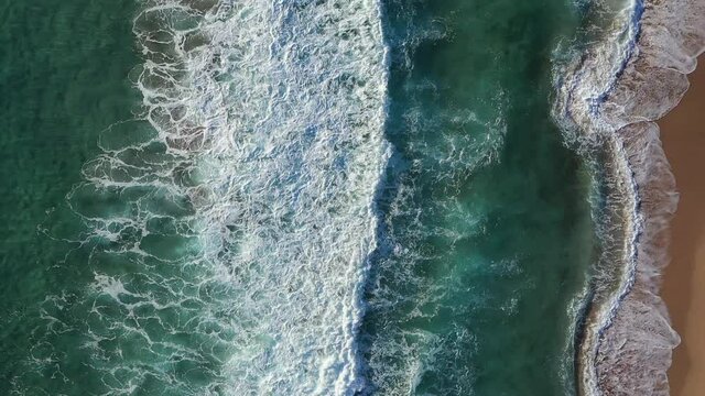 Vidéo de drone 4K - Vue aérienne de vagues de la Mer Méditerranée sur la plage du Peru, Cargèse, Corse
