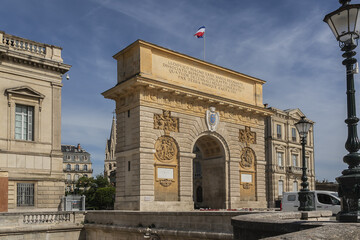 Fototapeta na wymiar Arc de Triomphe de Montpellier (Arc de Triomphe in honour of Louis XIV or Porte du Peyrou 1693). Located at the end of one of most sumptuous avenues of Montpellier - Rue Foch. Montpellier, France.