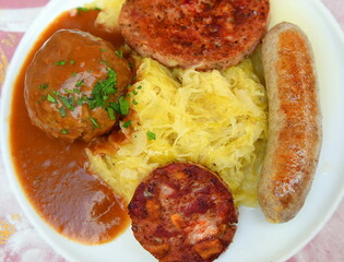 Gemischter Pfälzer Teller mit Saumagen, Würstchen, Leberknödel und Sauerkraut