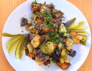 Bratkartoffeln mit Blutwurst, Gurken und Petersilie