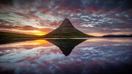 Crédence de cuisine en verre imprimé Kirkjufell Stunning Reflections Of Kirkjufell Mountain During A Beautiful Summer Sunset