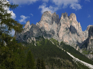 scenico panorama roccioso montano sulle dolomiti in estate
