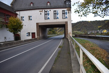 Oberburg mit Durchfahrt der Hauptstraße in Kobern-Gondorf an der Mosel im Herbst