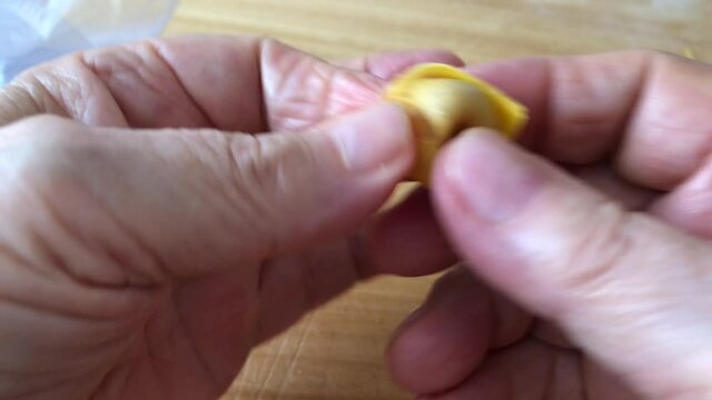 Tortellini fatti a mano da una sfoglina bolognese