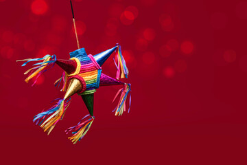 piñata navideña, piñata de cumpleaños, colorida, fondo azul con luces brillantes, celebracion,...