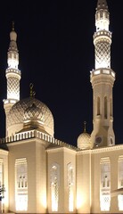 Jumeirah Moschee in Dubai vor nachtschwarzem Himmel