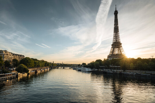 Eiffel Tower and River Seine at dawn, Paris, Ile-de-France, France