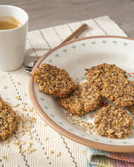 Galletas de avena con cafe de especialidad.