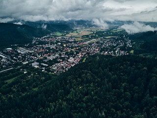 Fototapeta premium Freiburg Littenweiler in den Wolken von oben bei Regen